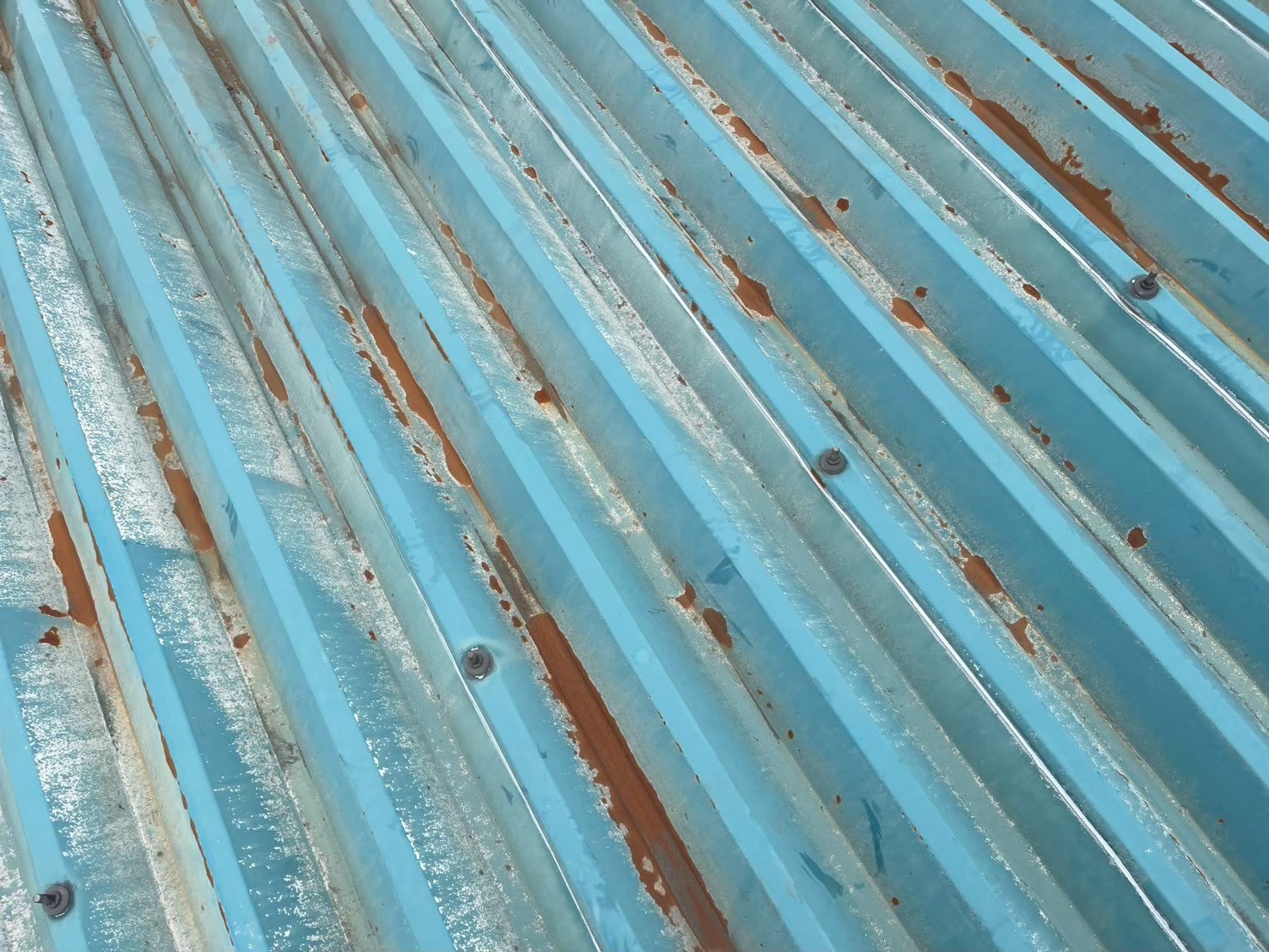 塗膜剥離が目立つ広範囲の劣化